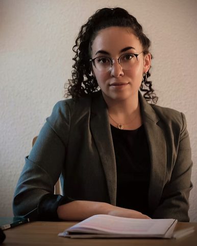Lee Portal, psychanalyste et photothérapeute, dans son cabinet à Tarbes